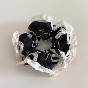 Chouchou élégant en dentelle noire et blanche avec broderie pour coiffure chic
