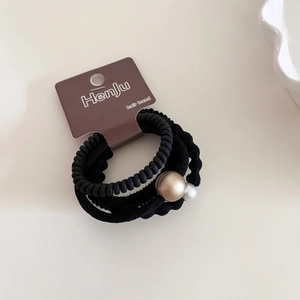 Détail de l'ensemble d'élastiques noirs avec cordon de téléphone et perles décoratives