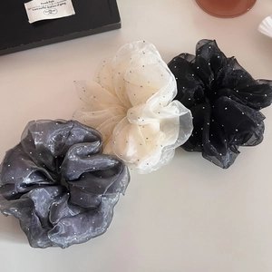 Vue détaillée du lot de chouchous en tulle double couche ornés de paillettes argentées