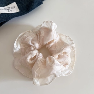 Chouchou en dentelle beige brodée avec motifs floraux et design de style français