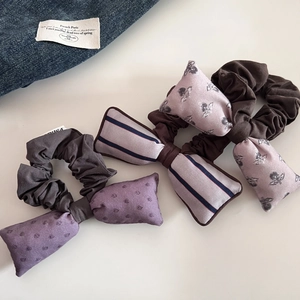 Détail de chouchous vintage à fleurs et rayures avec nœuds rembourrés en tissu doux