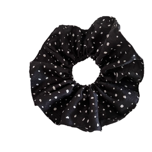 Grand chouchou français à pois noirs en satin avec bordure élégante à volants