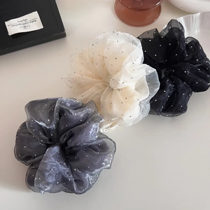 Trois chouchous en organza surdimensionnés avec strass brillants en blanc, gris et noir