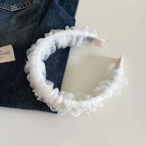 Vue détaillée du serre-tête en organza blanc plissé orné de strass brillants élégants