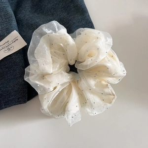 Chouchou élégant en maille crème avec accents argentés et texture en organza doux