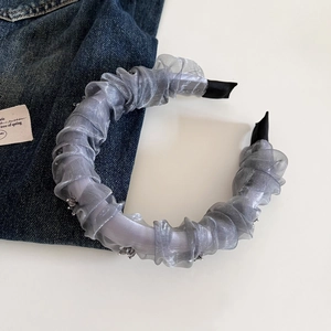 Serre-tête élégant en organza gris plissé avec perles délicates et design large