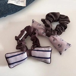 Vue détaillée de chouchous rembourrés aux motifs floraux et rayures avec étiquettes