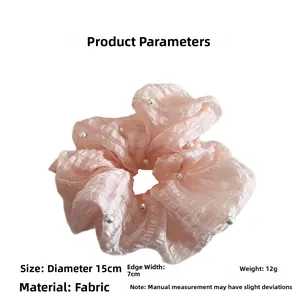 Détail du chouchou en seersucker rose avec perles blanches mesurant 15 cm de diamètre