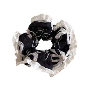 Chouchou élégant en dentelle brodée noire avec motifs floraux et bordure en dentelle ondulée