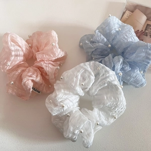 Chouchous en seersucker rose, bleu et beige ornés de perles délicates, vue à plat