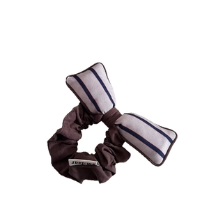 Chouchou vintage à fleurs avec nœud rayé marron foncé pour queues de cheval élégantes