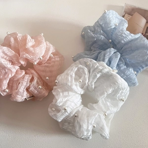Lot de trois chouchous en seersucker pastel avec perles blanches en rose, blanc et bleu