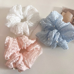 Lot de trois chouchous en seersucker pastel avec perles en rose, bleu et blanc élégant