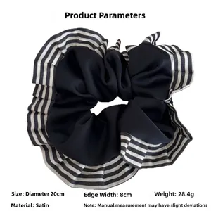 Detailansicht des gestreiften Satin-Haargummis mit 20 cm Durchmesser und 8 cm Breite