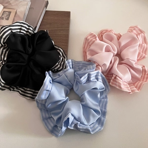 Drei Rüschen-Haargummis aus Satin in Schwarz, Blau und Rosa mit gestreiften Kanten
