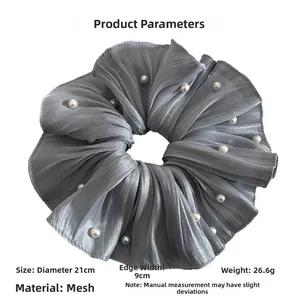 Détail du chouchou plissé gris en organza avec perles mesurant 21 cm de diamètre