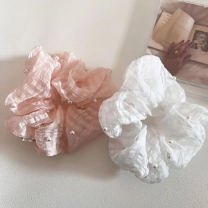 Détails de grands chouchous en seersucker rose et blanc avec petites perles nacrées