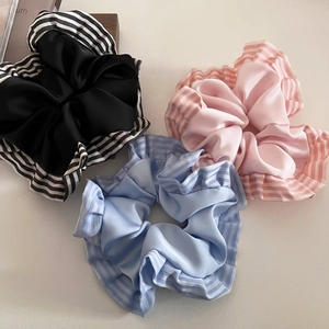 Dreiteiliges Set aus gerafften Satin-Haargummis mit Streifen in Schwarz, Rosa und Blau