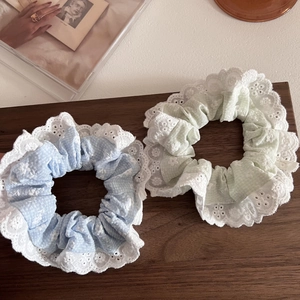 Elastici per capelli scozzesi floreali con pizzo bianco in azzurro e verde su vassoio