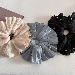 Détail de chouchous plissés surdimensionnés avec perles blanches en trois couleurs élégantes