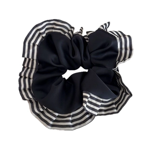 Eleganter Satin-Haargummi mit Rüschen, schwarzer Mitte und weißen gestreiften Wellenrändern
