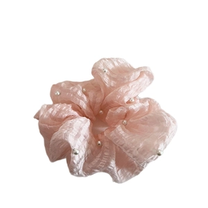 Chouchou rose en seersucker avec perles blanches accessoire cheveux doux pour femme