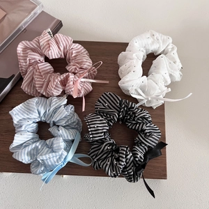 Lot de quatre chouchous rayés avec strass et nœuds aux couleurs pastel douces