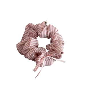 Chouchou en tissu à rayures roses avec strass et nœud en ruban doux pour femmes