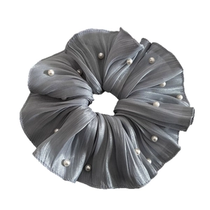 Chouchou élégant en tissu plissé gris avec perles blanches pour coiffure volumineuse