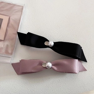 Elegant double-layered satin bow hair clips with pearls and metal tags in black and pink