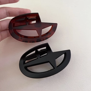 Elegant Matte Star Hair Claw Clip For Women Simple Geometric Hollow Shark Clip Tortoiseshell Resin Non-Slip Hair Catch Accessorie