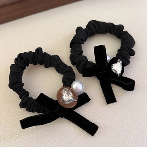 Lot de chouchous à nœud en velours avec perles et strass en cœur sur fond beige