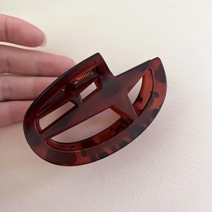 Premium matte star hair claw with tortoiseshell pattern and amber acetate geometric design