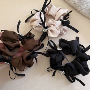 Chouchous en satin élégants avec nœuds et strass en rose, noir et marron chic