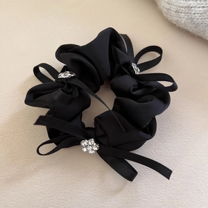 Chouchou élégant en satin noir avec nœuds en ruban et fleurs étincelantes en strass