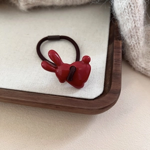Élastique à cheveux lapin rouge avec breloque brillante sur cordelette extensible marron