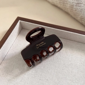 Dettaglio della pinza per capelli tartarugata con scritta dorata Barrette La France