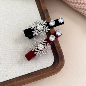 Détails des barrettes flocon en velours avec strass brillants et perles élégantes