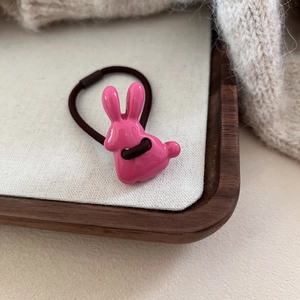 Détail du charme lapin rose en résine sur chouchou élastique marron haute qualité