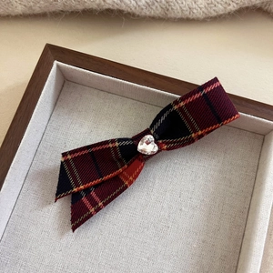 Barrette à nœud écossais rouge et noir ornée d'un cristal en forme de cœur brillant
