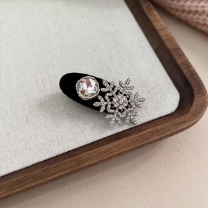 Barrette d'hiver en velours avec flocon de neige en strass et pierre précieuse facettée