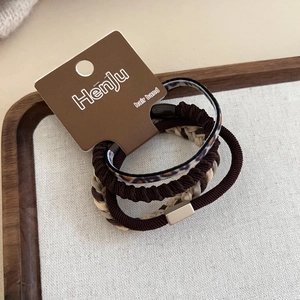 Set elastici per capelli marroni minimalisti con motivi leopardati e trame intrecciate