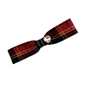 Barrette à cheveux à carreaux rouges avec nœud et cristal en forme de cœur sur fond blanc