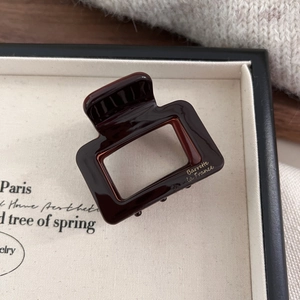 Détail de la pince à cheveux en acétate bordeaux avec gravure dorée Barrette La France