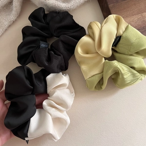 Detail of satin scrunchie set with bamboo jacquard texture and 100% polyester labels