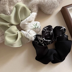 Set di tre elastici in satin con stampe di bambù e colori a tinta unita su maglia