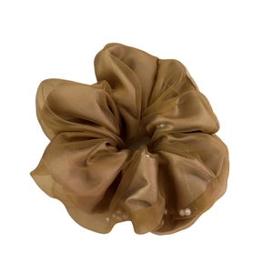 Chouchou élégant en tulle marron avec perles blanches pour coiffure de femmes