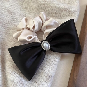 Eleganter Satin-Haargummi in Champagner mit schwarzer Schleife und Perlendetail