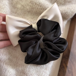 Eleganter Satin-Haargummi mit Schleife, Perlen und klassischem Schwarz-Weiß Kontrast