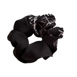 Elegante scrunchie bicolore in raso con stampe botaniche bianche e nere per donna